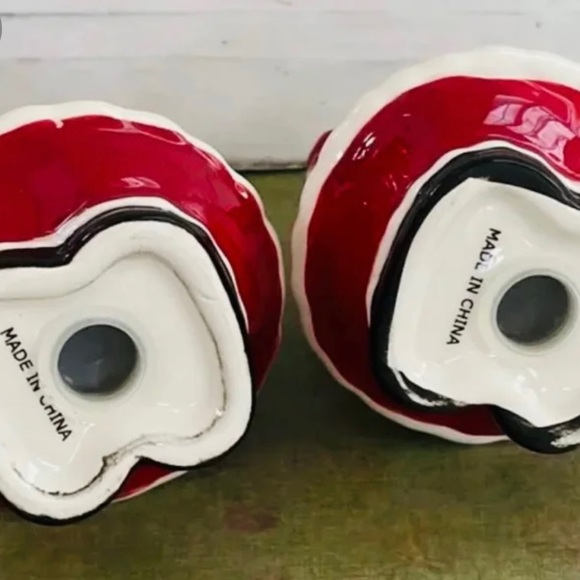 Vintage chubby Santa Claus ceramic S & P shakers - Picture 3 of 3